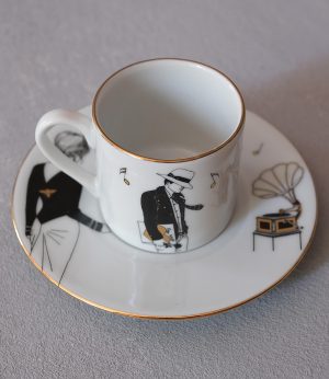 Siyah Ceketli Plaklı Adam Fincan