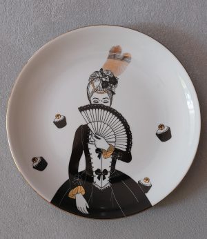 Siyah Yelpazeli Kız Tabak