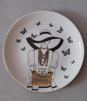 Altın Daktilolu Kız Tabak