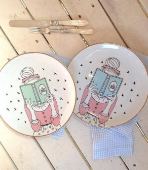 Kitap Okuyan Kız Tabak