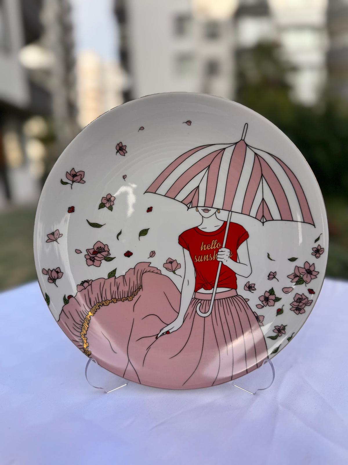 KIRMIZI TİŞÖRTLÜ BAHARIN KIZI