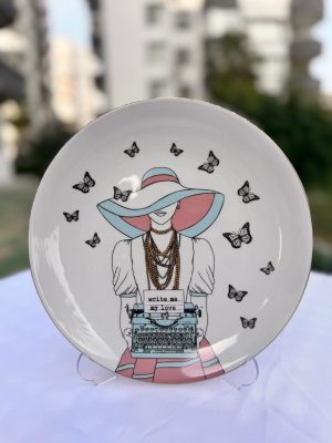 MAVİ DAKTİLOLU KIZ